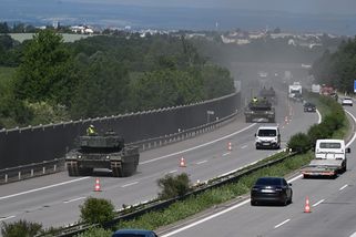 Tanky na dálnici: Leopardy s gumovými patkami projíždějí D35 rychlostí až 60 km/h